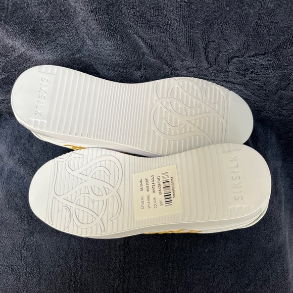 Siksilk NWOT White Leather Sneakers  W/ Gold Accents Women’s Size 9 - Picture 5 of 10